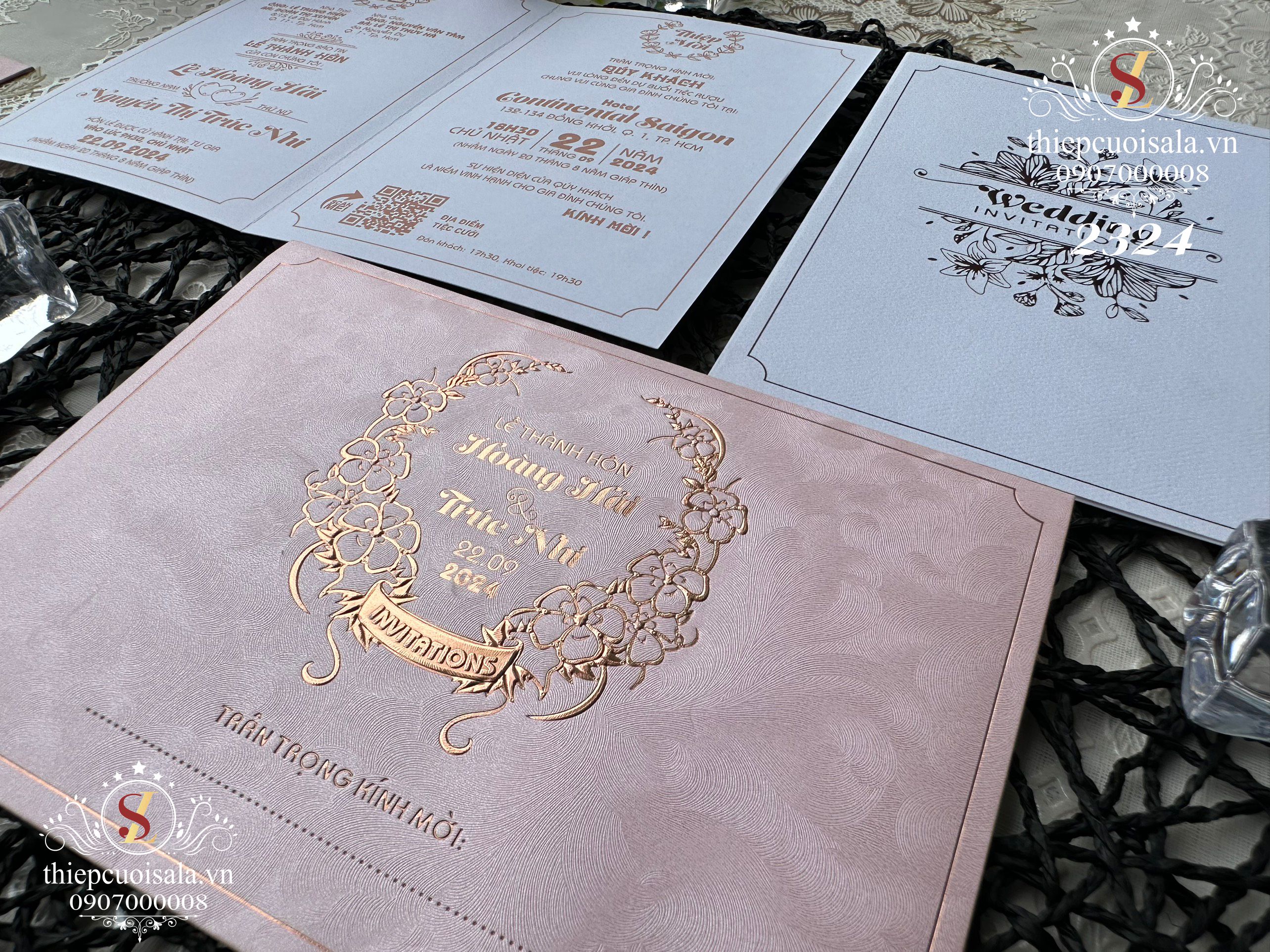 Thiệp cưới màu hồng giấy mỹ thuật